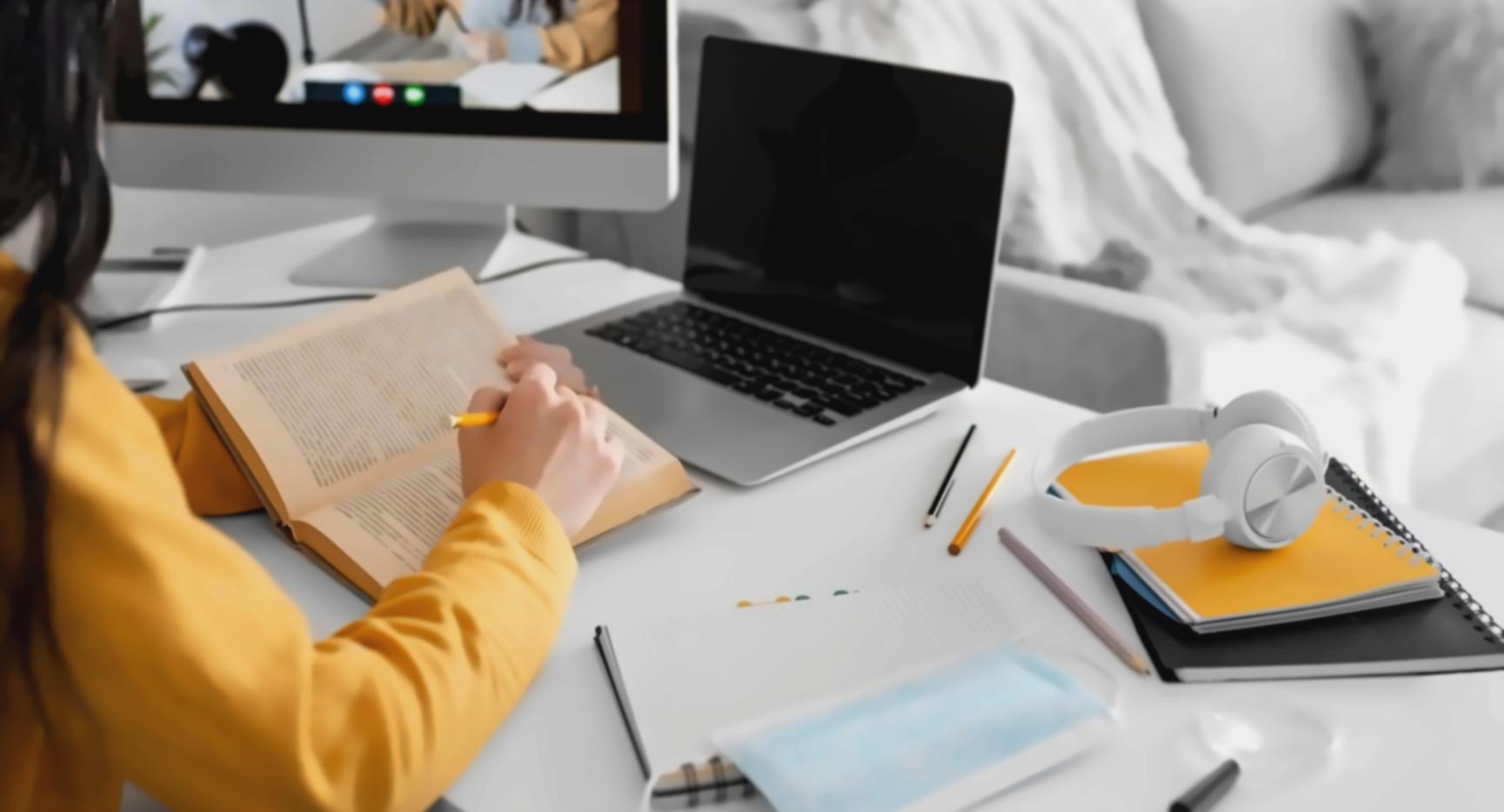 Teilnehmer beim gemeinsamen Arbeiten an Finanzanalysen