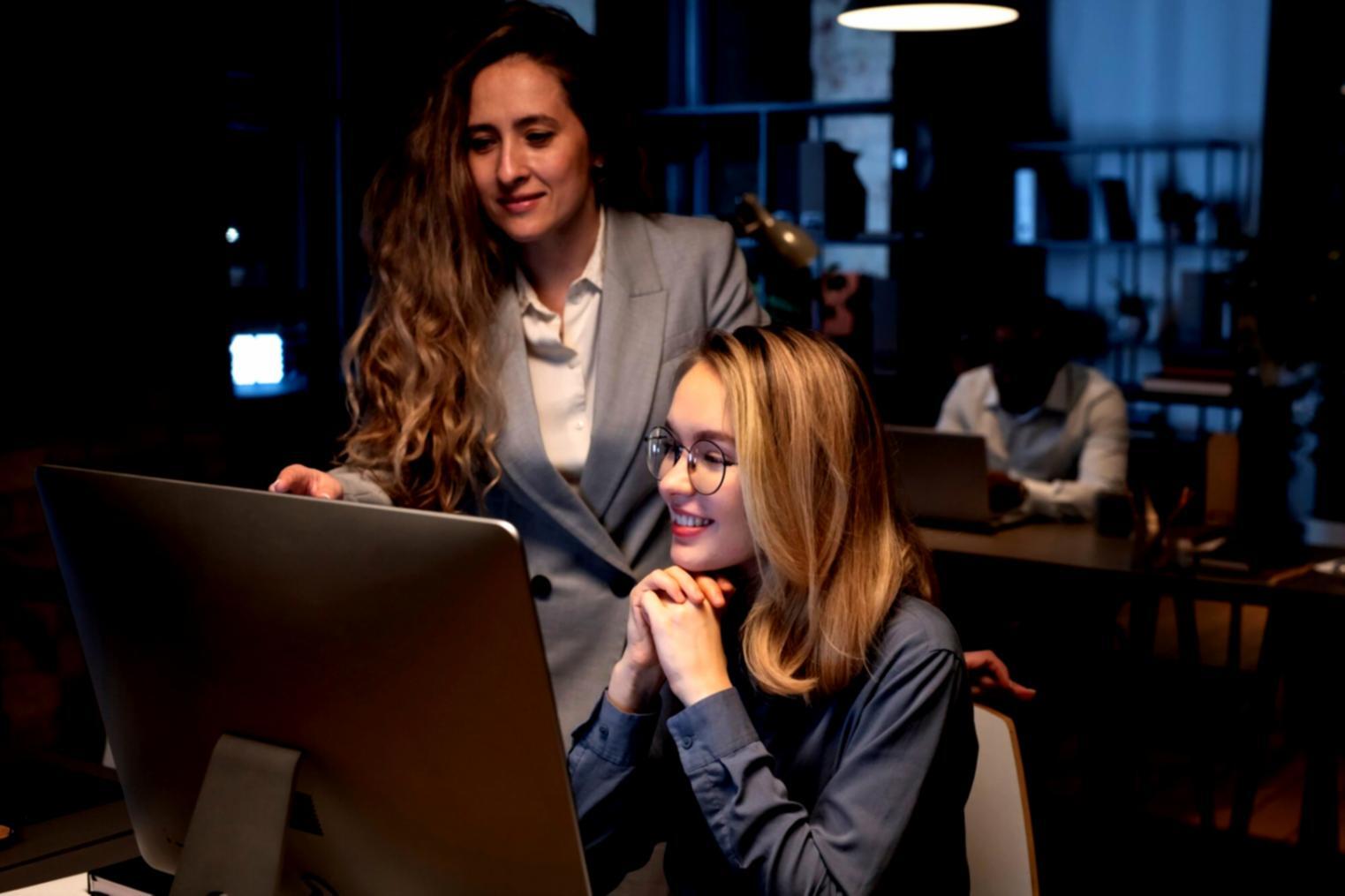 Finanzexperte erklärt Investmentstrategien an einem modernen Arbeitsplatz